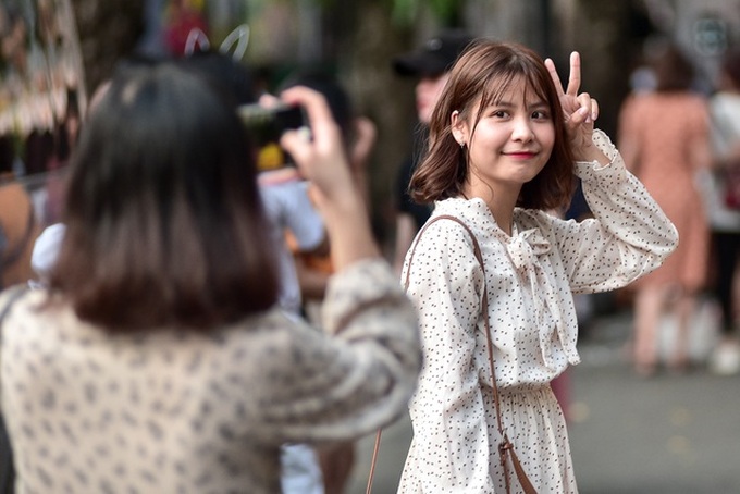 Hanoi street coloured with lanterns ahead Mid-Autumn Festival - 4