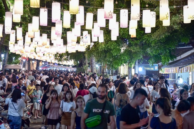 Hanoi street coloured with lanterns ahead Mid-Autumn Festival - 8