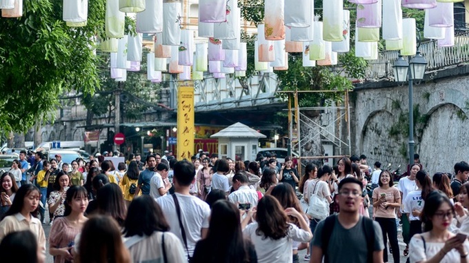 Hanoi street coloured with lanterns ahead Mid-Autumn Festival - 3