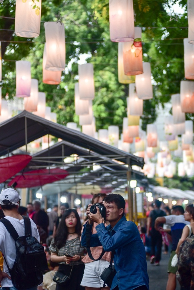 Hanoi street coloured with lanterns ahead Mid-Autumn Festival - 5