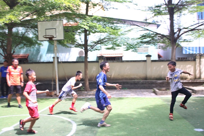 Japanese football players hold special class for Vietnamese disabled children - 3 Japanese football players hold special class for Vietnamese disabled children - 3
