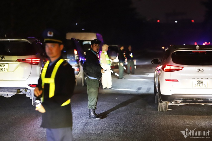 People struggle with traffic jams despite returning to Hanoi at night - 5 People struggle with traffic jams despite returning to Hanoi at night - 5