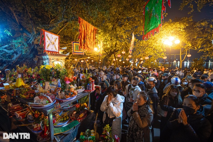 Thousands flock to pagodas on first day of Lunar New Year - 1