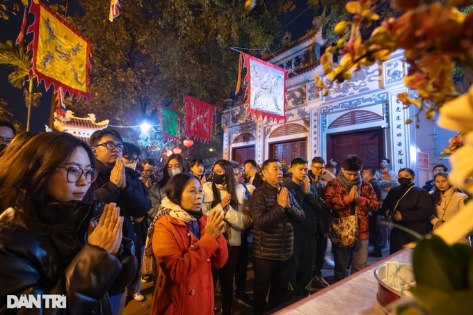 Thousands flock to pagodas on first day of Lunar New Year - 2