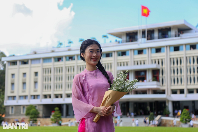 Young people visit Independence Palace on South's Reunification Day - 1 Young people visit Independence Palace on South's Reunification Day - 1