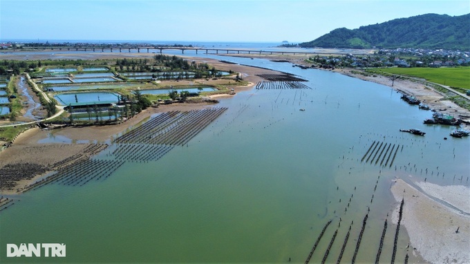 Bamboo and concrete obstacles affect Ha Tinh river traffic - 1