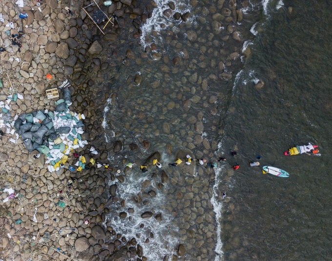 Hundreds collect litter in Danang - 7
