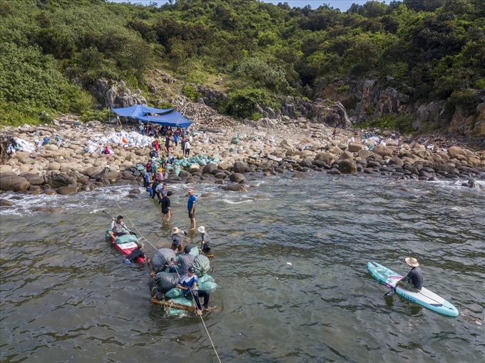 Hundreds collect litter in Danang - 6