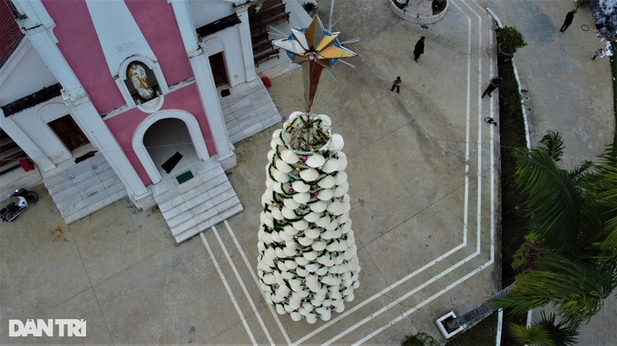 Huge Christmas tree built from 500 conical hats - 3