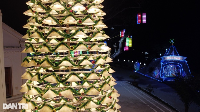 Huge Christmas tree built from 500 conical hats - 5