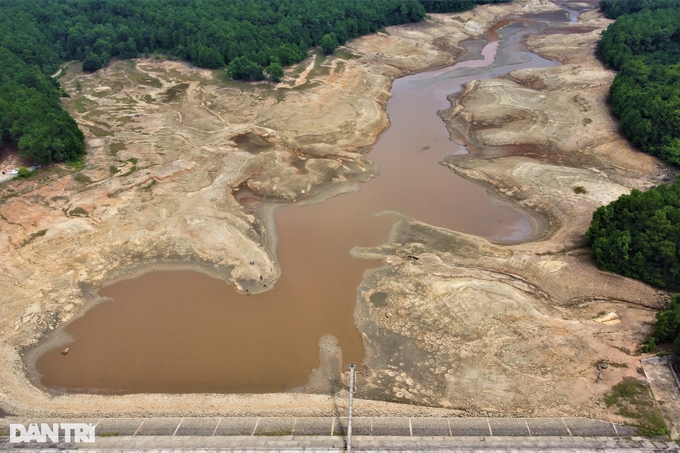 Ha Tinh lake dries out due to prolonged hot weather - 2