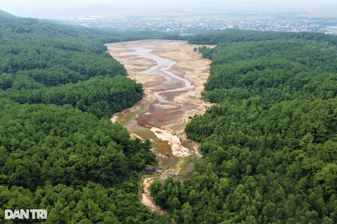 Ha Tinh lake dries out due to prolonged hot weather - 1