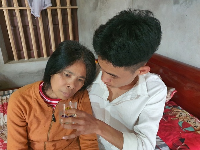 Young man taking care of ailing mother in dire need of help - 1