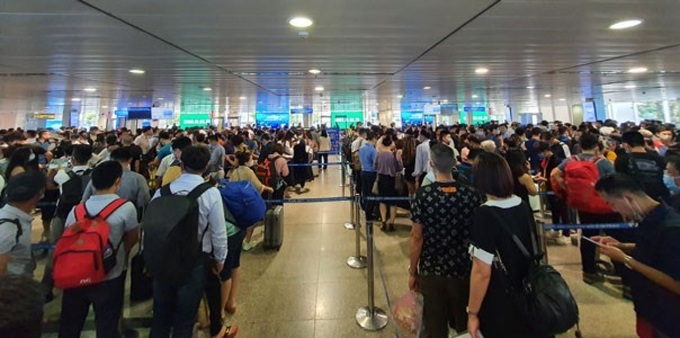 HCM City airport opens more check-in counters, security scanners - 1
