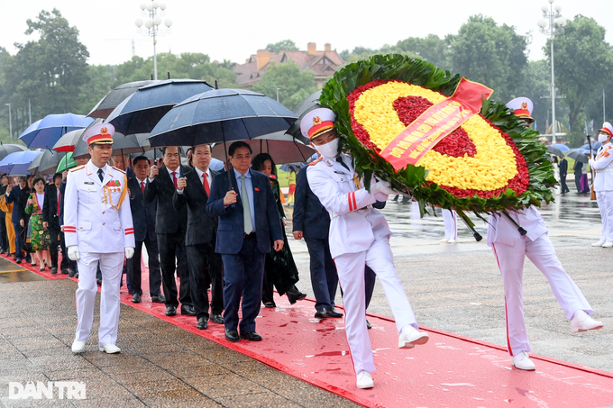 NA deputies pay tribute to late President Ho Chi Minh ahead of 4th session - 2