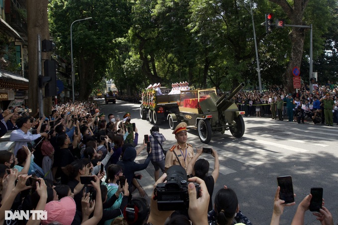 Thousands await farewell to Party General Secretary Nguyen Phu Trong - 6