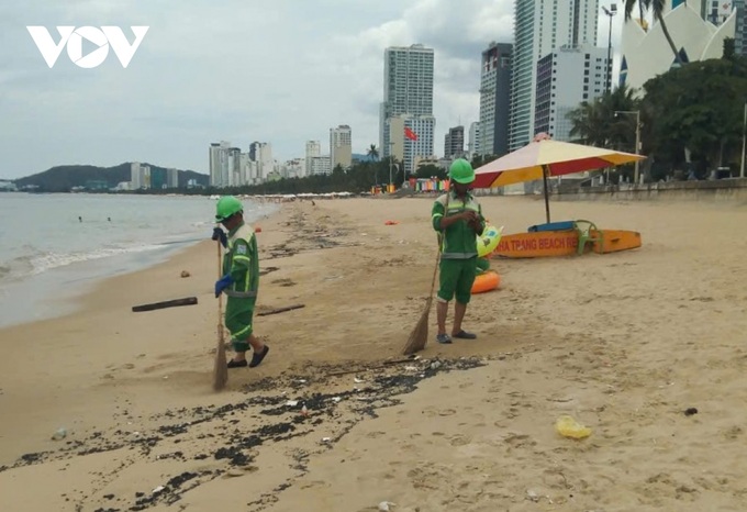 Oil clumps found on Nha Trang beach - 1