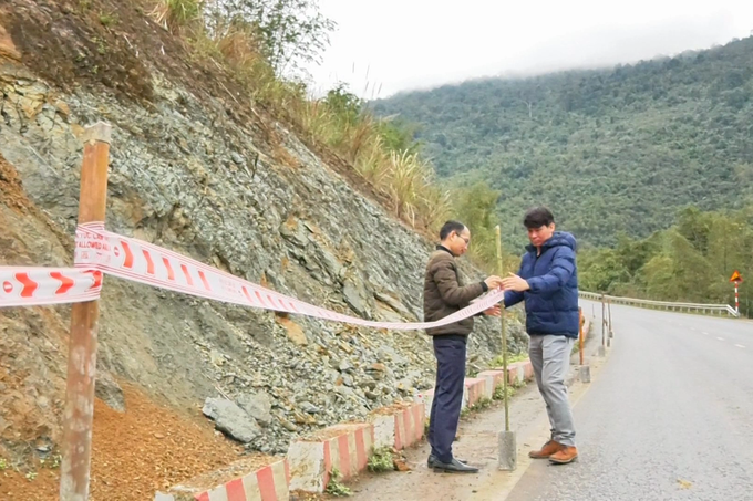 Thanh Hoa hill poses landslide threat - 2