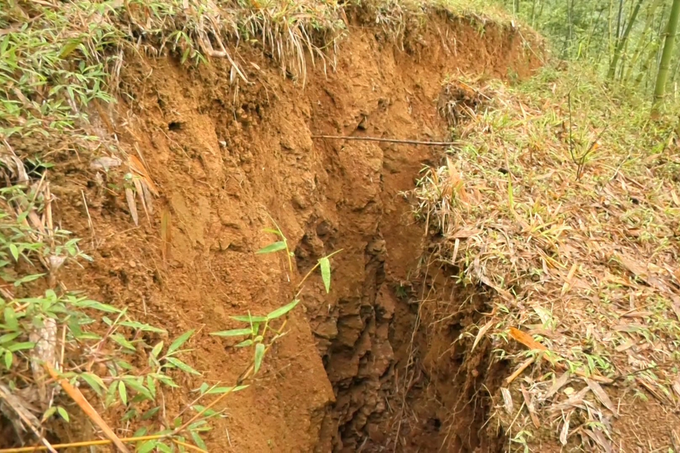 Thanh Hoa hill poses landslide threat - 1