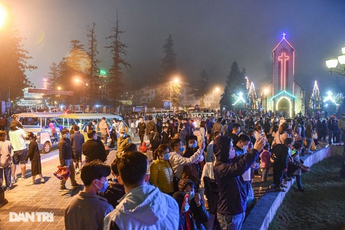 Large crowds at tourist destinations despite Covid-19 threat - 3