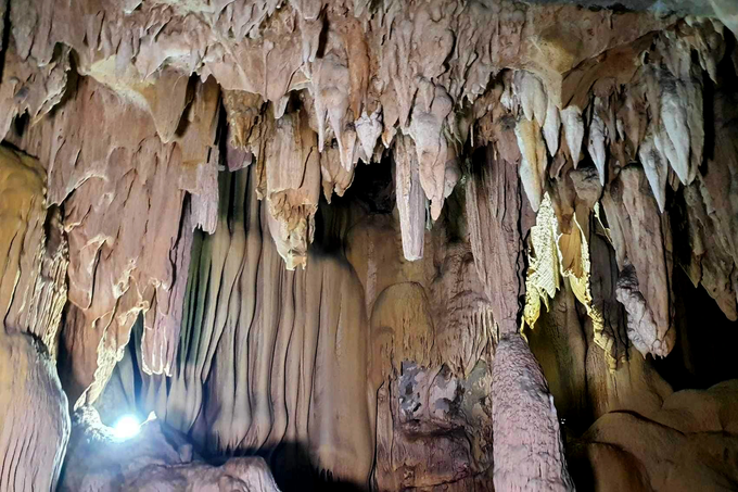 Magnificent beauty of Quang Tri cave - 1