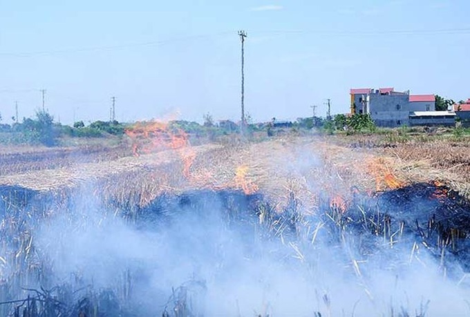 Straw burning worsens Hanoi suburban air pollution - 1