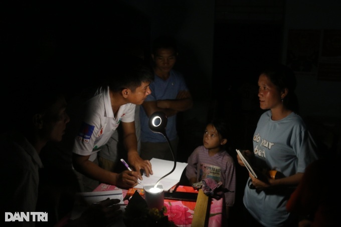 Mong people struggle in poor-equipped Dak Nong night classes - 5 Mong people struggle in poor-equipped Dak Nong night classes - 5
