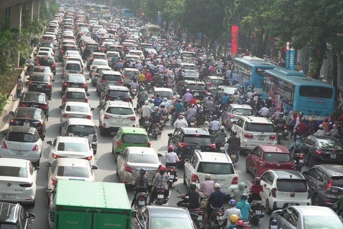 Hanoi, HCM City streets face severe congestion - 4