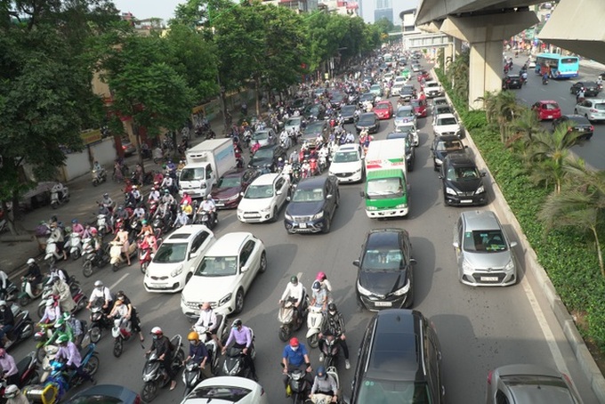 Hanoi, HCM City streets face severe congestion - 2