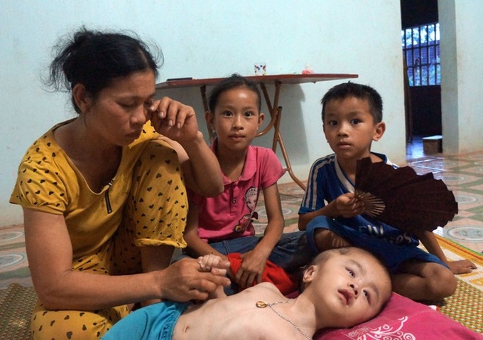 Mother struggles to provide daily meals to small children - 2