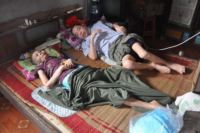 Readers donate VND150m to elderly couple - 1 Readers donate VND150m to elderly couple - 1