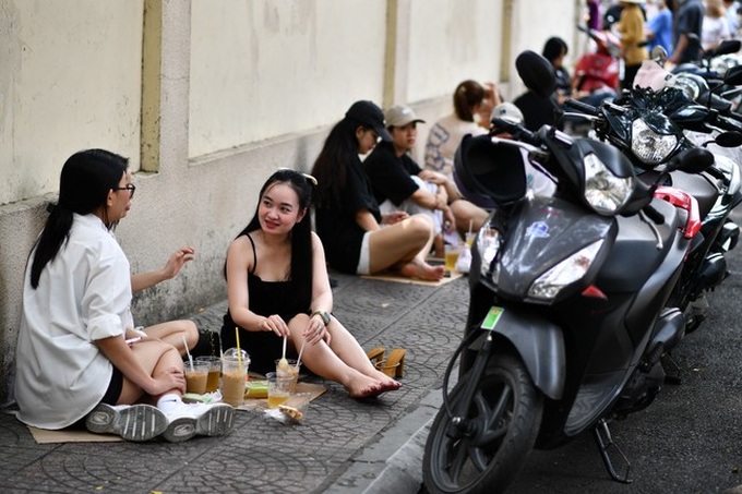 HCM City people enjoy ‘coffee on the ground’ - 3 HCM City people enjoy ‘coffee on the ground’ - 3