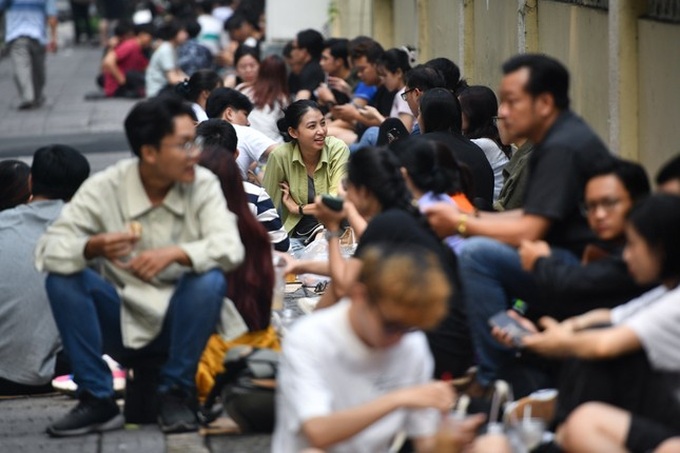 HCM City people enjoy ‘coffee on the ground’ - 2 HCM City people enjoy ‘coffee on the ground’ - 2