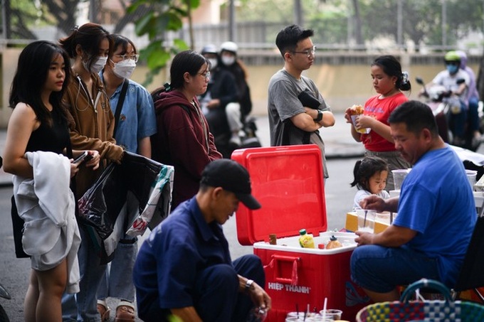 HCM City people enjoy ‘coffee on the ground’ - 5 HCM City people enjoy ‘coffee on the ground’ - 5