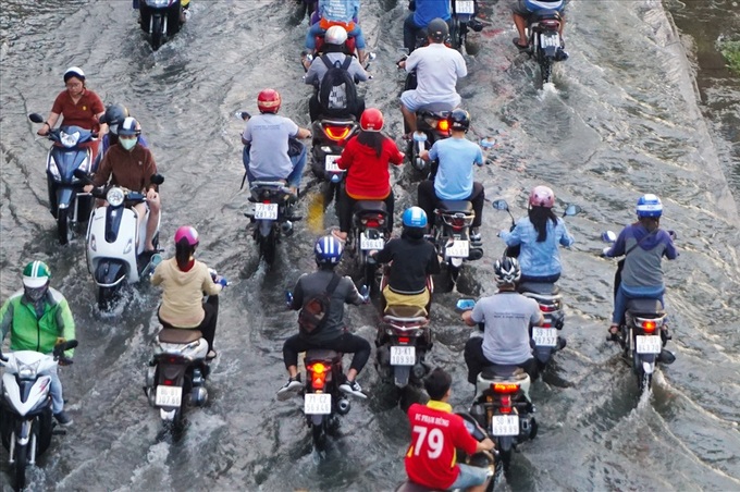 High tides submerge HCM City streets - 1