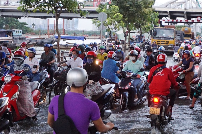 High tides submerge HCM City streets - 4
