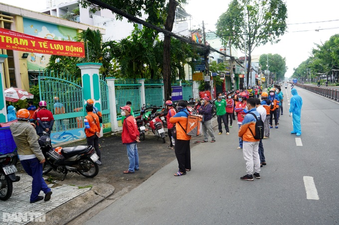 Shippers race to Covid-19 testing sites in HCM City - 1 Shippers race to Covid-19 testing sites in HCM City - 1