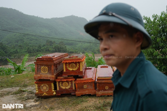 Hundreds mobilised to search for Lao Cai flash flood victims - 5