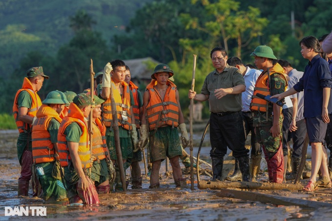 PM visits site of deadly Lao Cai landslide - 2