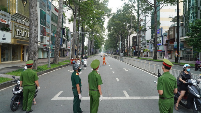 HCM City streets put under strict control amid lockdown - 3