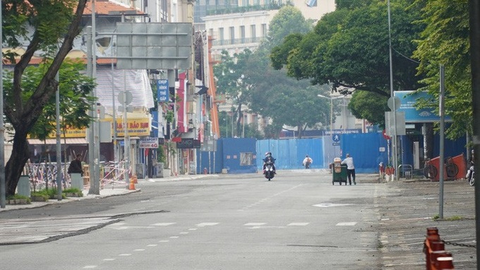 HCM City streets put under strict control amid lockdown - 5