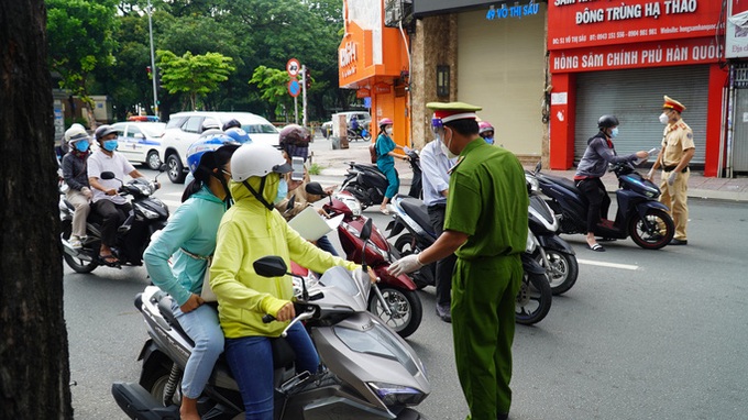 HCM City streets put under strict control amid lockdown - 1