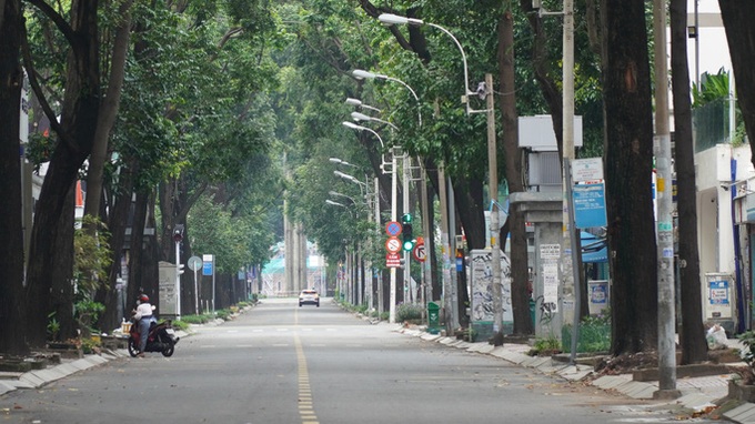 HCM City streets put under strict control amid lockdown - 2