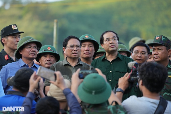 PM visits site of deadly Lao Cai landslide - 5