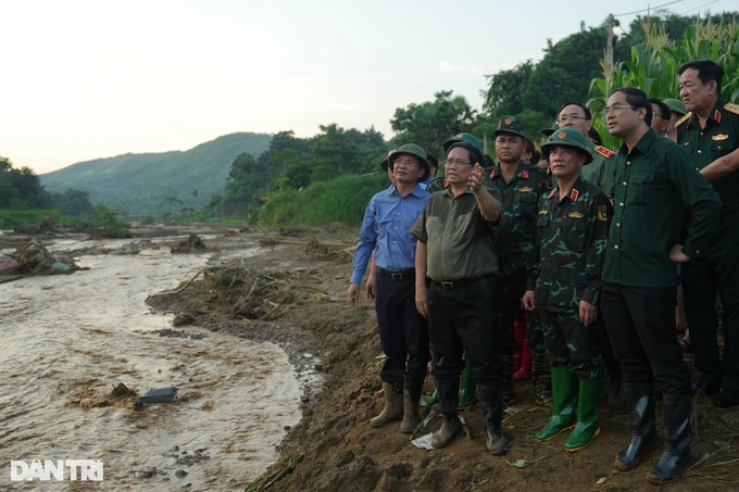 PM visits site of deadly Lao Cai landslide - 1