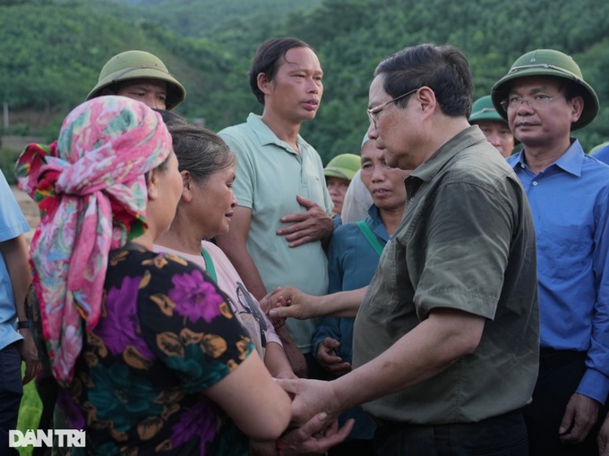 PM visits site of deadly Lao Cai landslide - 4