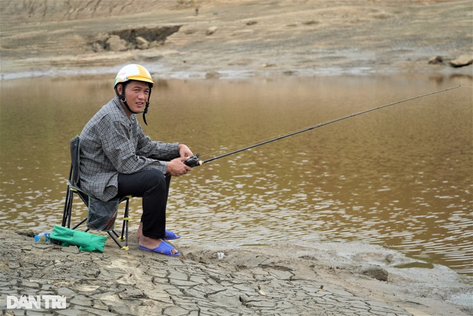 Ha Tinh lake dries out due to prolonged hot weather - 7