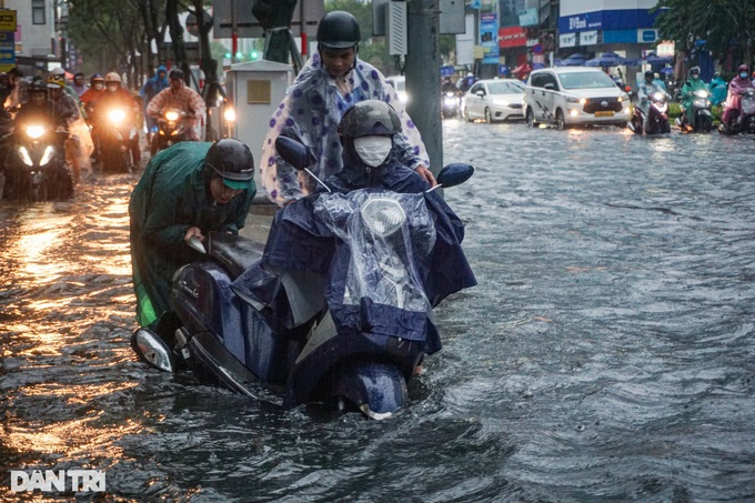 Many streets in Danang submerged - 4 Many streets in Danang submerged - 4