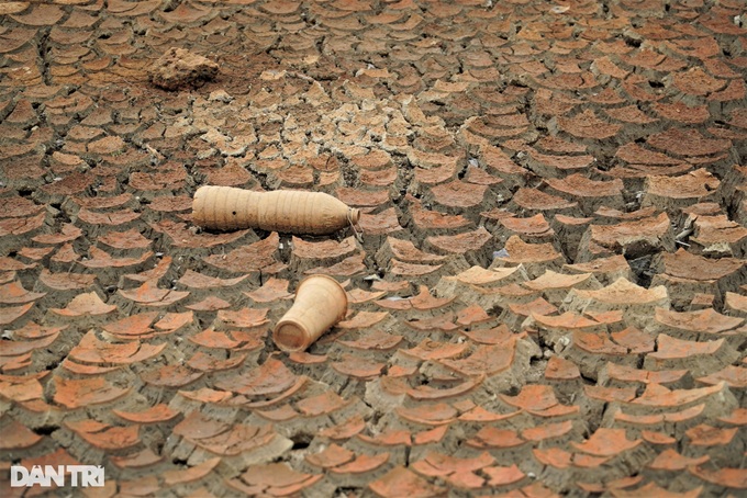 Ha Tinh lake dries out due to prolonged hot weather - 6