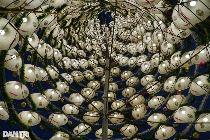 Huge Christmas tree built from 500 conical hats - 4